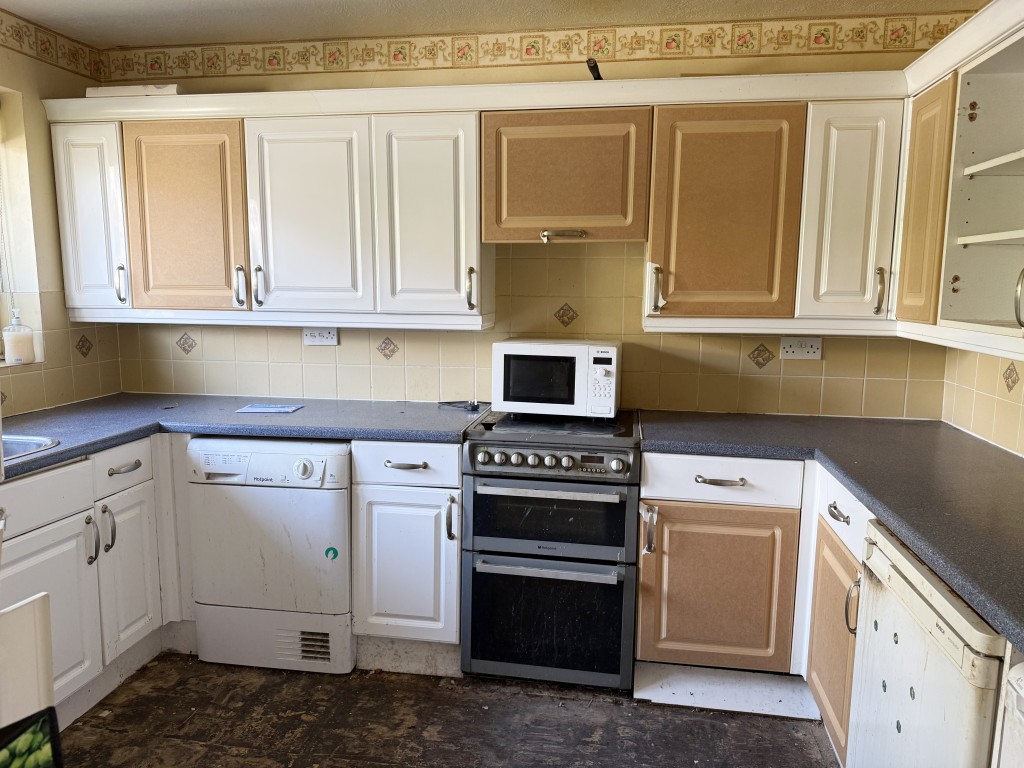 Lot: 25 - TERRACE HOUSE FOR REPAIR AND REFURBISHMENT WITH GARAGE - Kitchen with cupboards, counters and oven
